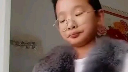 小孩模仿数学老师,气质拿捏得死死的,叫你模仿可没叫你超越啊!